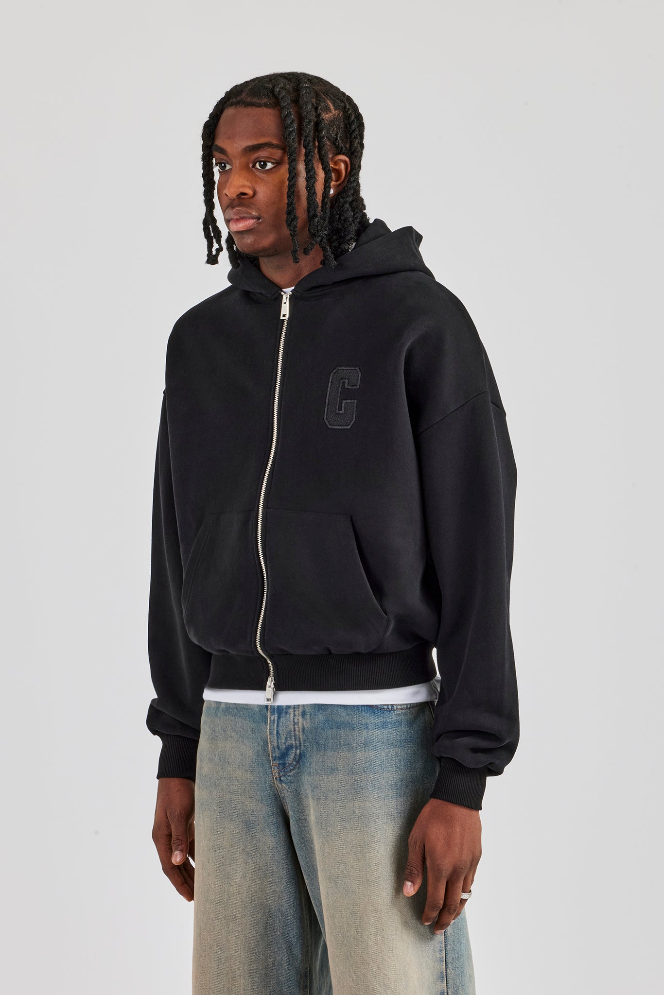 Boxy-Hoodie mit Reißverschluss und C-Stickerei - Schwarz